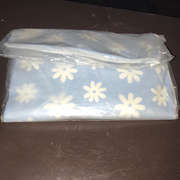 NWT Daisy travel bag - Picture 3 of 5